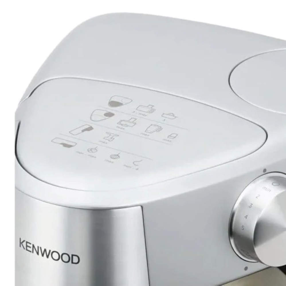 Zbliżenie srebrnego robota kuchennego Kenwood, pokazujące panel sterowania i pokrętło.