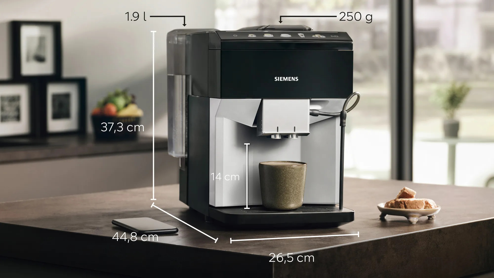 Czarno-srebrny ekspres do kawy Siemens z wymiarami, filiżanką i telefonem.