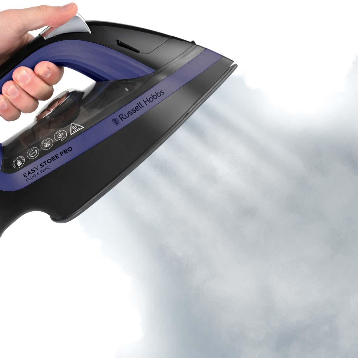 Dłoń trzymająca czarno-fioletowe żelazko, wydobywa się para, na tle chmur.