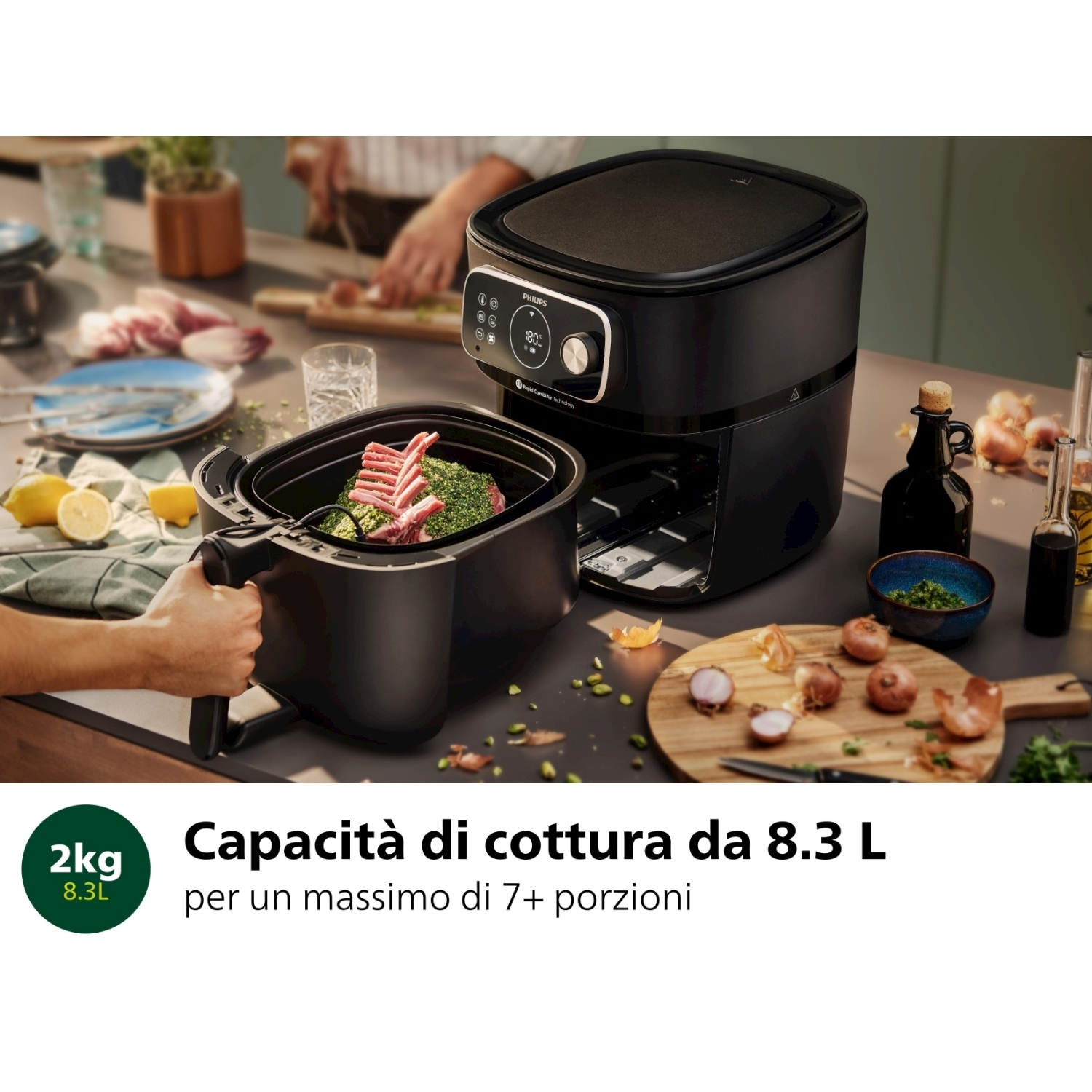 Friggitrice ad aria nera con cibo dentro, esterno nero. Ambiente cucina con ingredienti e elettrodomestici.