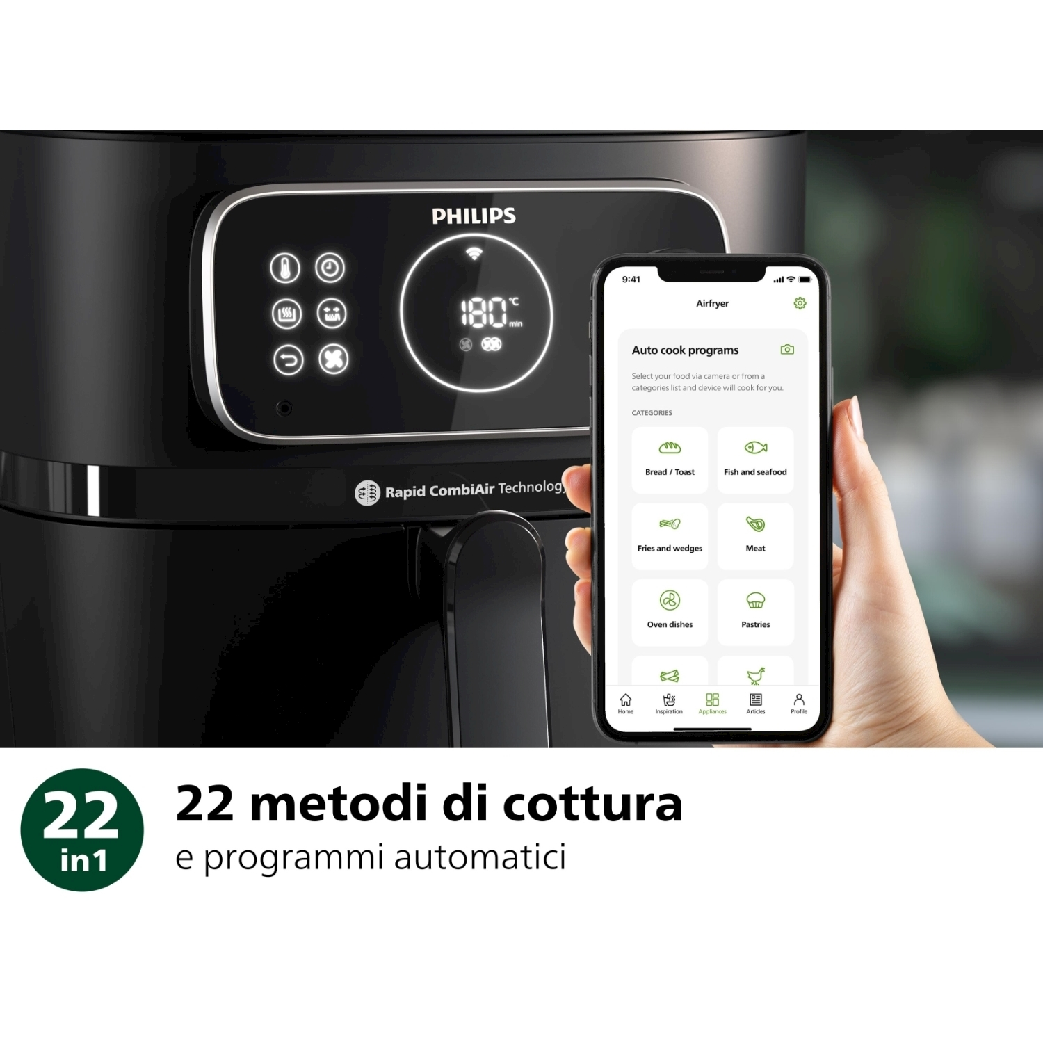 Friggitrice ad aria Philips nera con display digitale. Una mano tiene un telefono che mostra programmi di cottura.