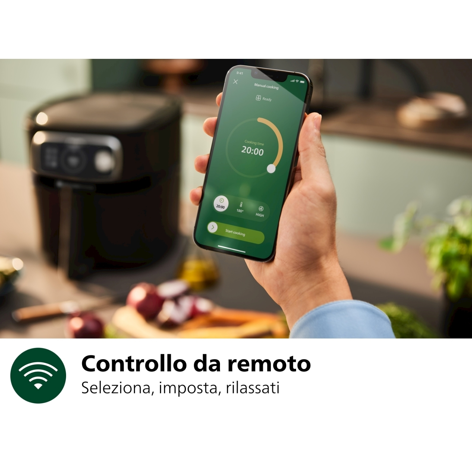 Persona che tiene un telefono con le impostazioni della friggitrice ad aria e icona WiFi.