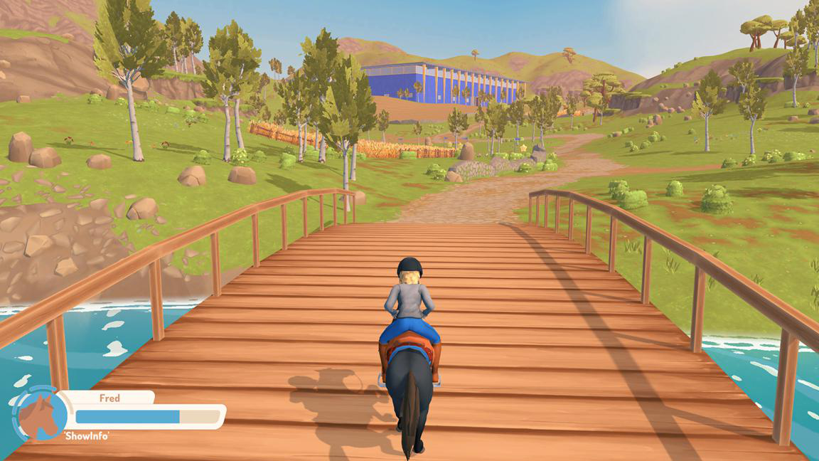 Eine Person auf einem Pferd überquert eine Holzbrücke in einem cartoonartigen Spiel, mit einem blauen Gebäude im Hintergrund.