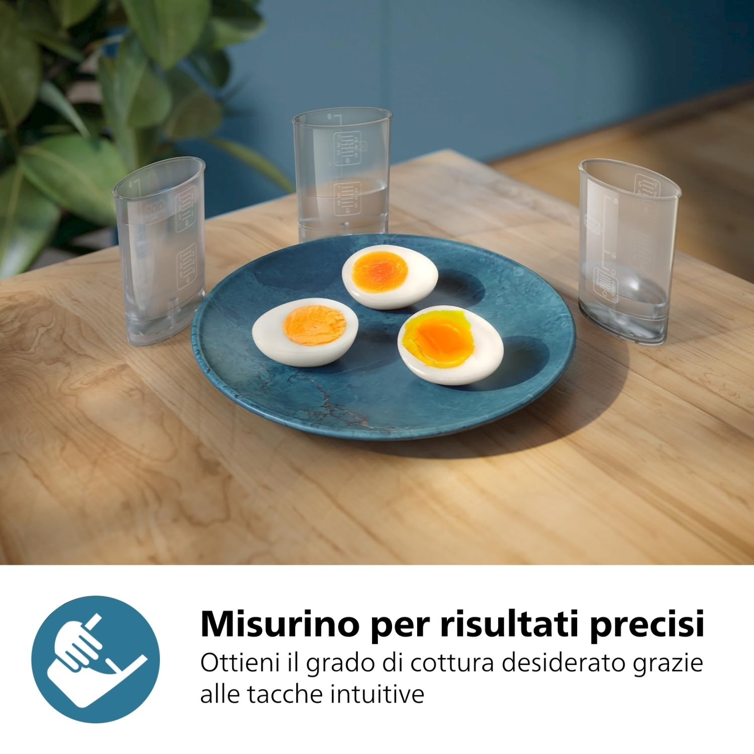 Tre metà di uova sode su piatto blu. Bicchieri misuratori trasparenti accanto.