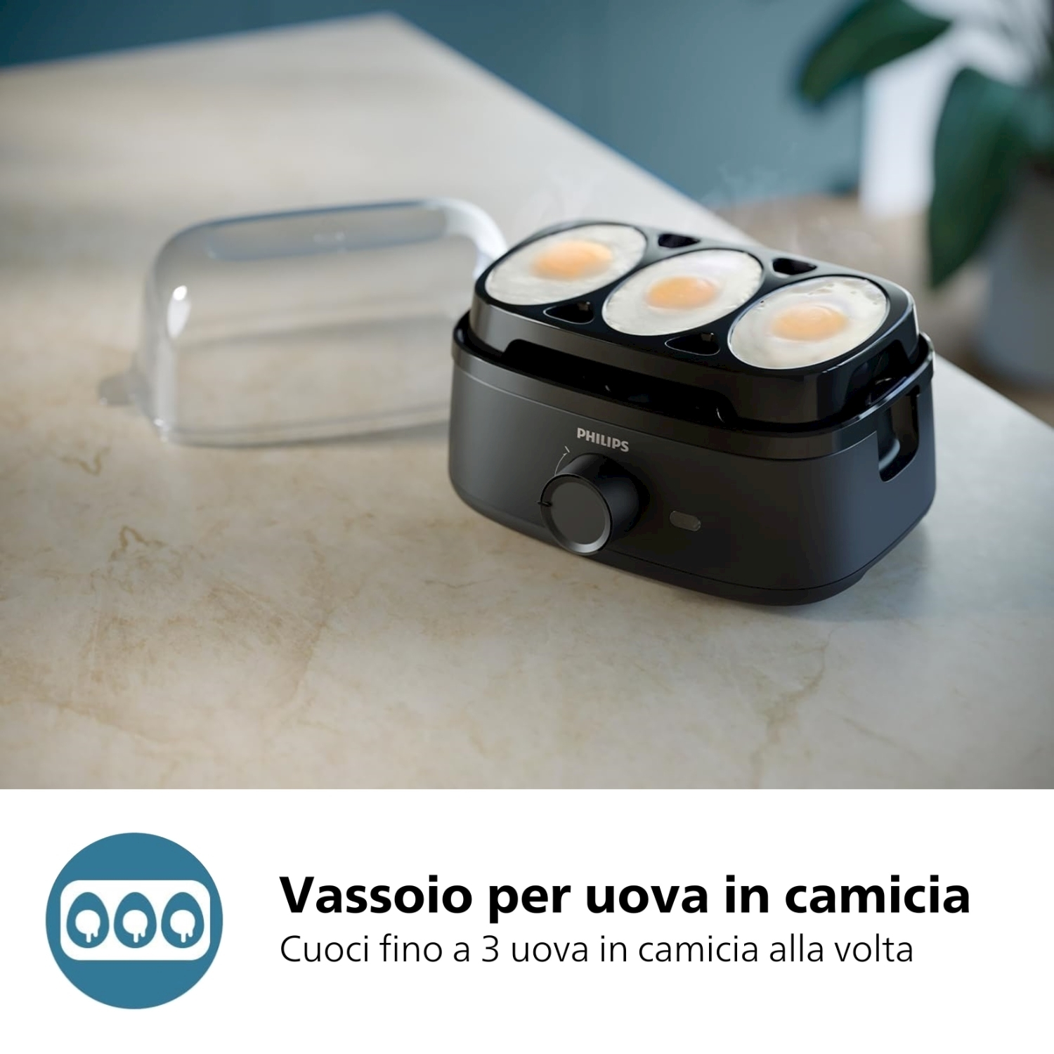 Una cuocitore di uova con tre uova cotte. Un coperchio trasparente è a sinistra. Su un piano di lavoro.