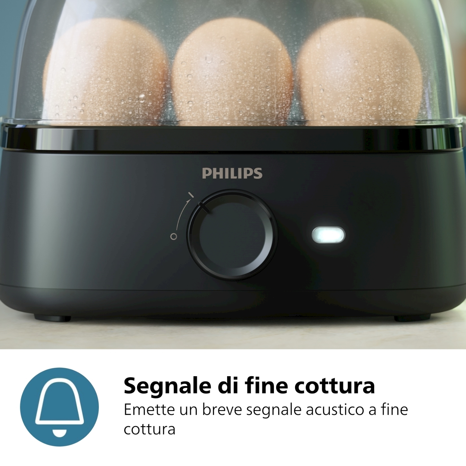 Cuociuova nero con uova all'interno. Un quadrante e una luce bianca sono visibili.