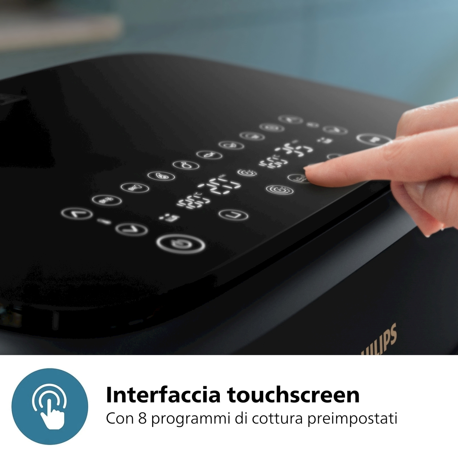 Una mano tocca un pulsante sul touchscreen di una friggitrice ad aria nera, mostrando impostazioni di cottura e icone.