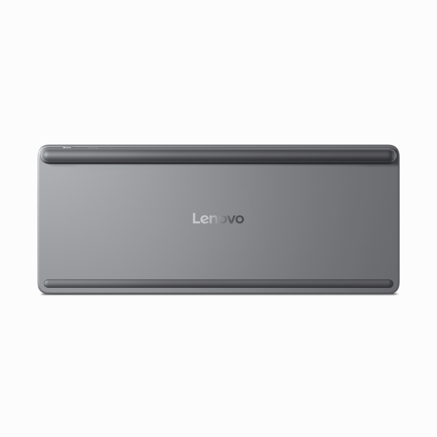 Una tastiera Lenovo argentata. Il logo Lenovo è centrato. Lo sfondo è bianco semplice.