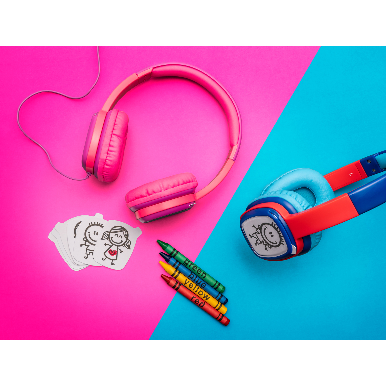 Casque rose et bleu, crayons et dessins sur fond rose et bleu.