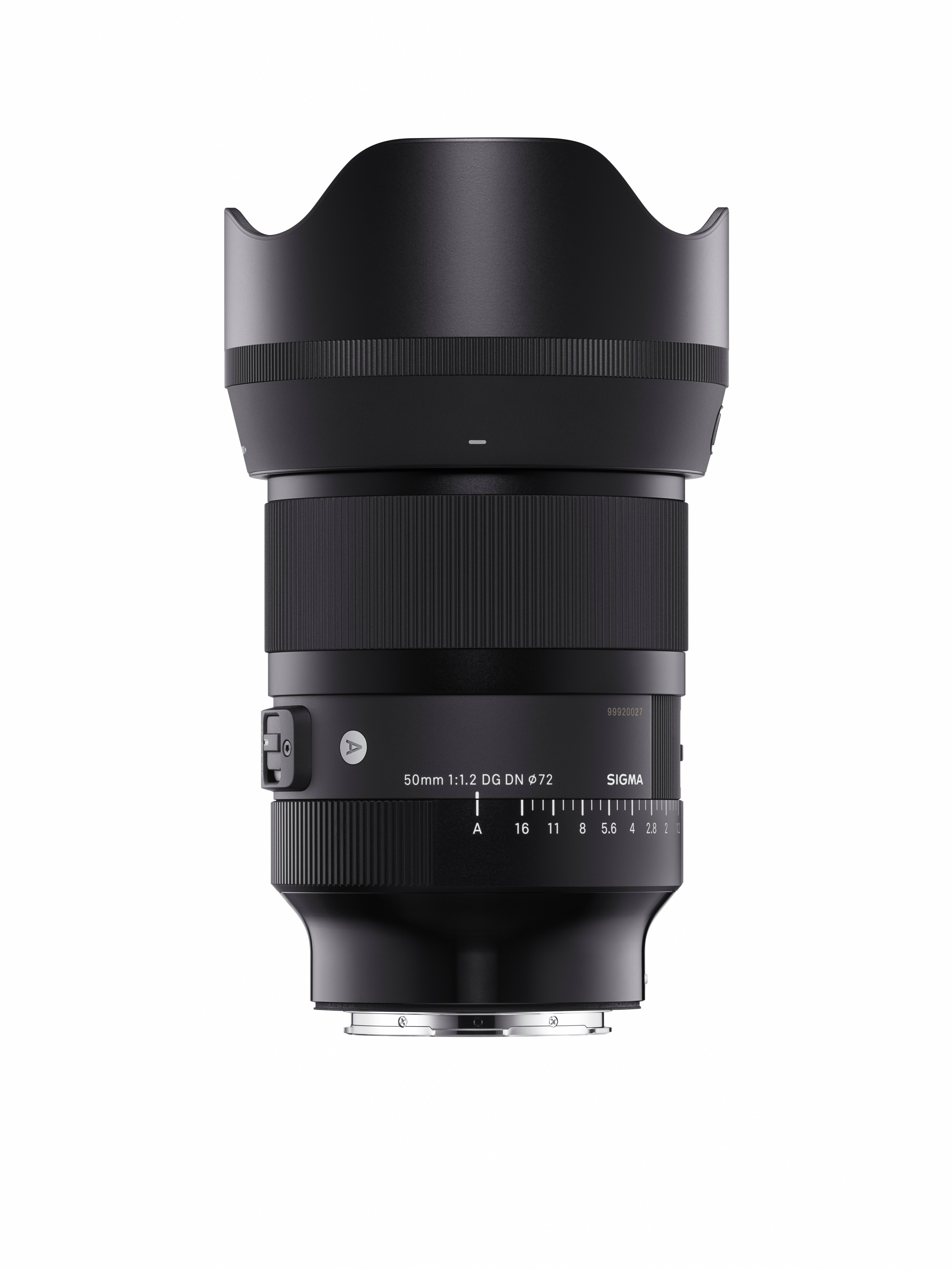 Ein schwarzes Sigma 50mm Objektiv mit Gegenlichtblende, das die Blenden- und Fokuseinstellungen zeigt.