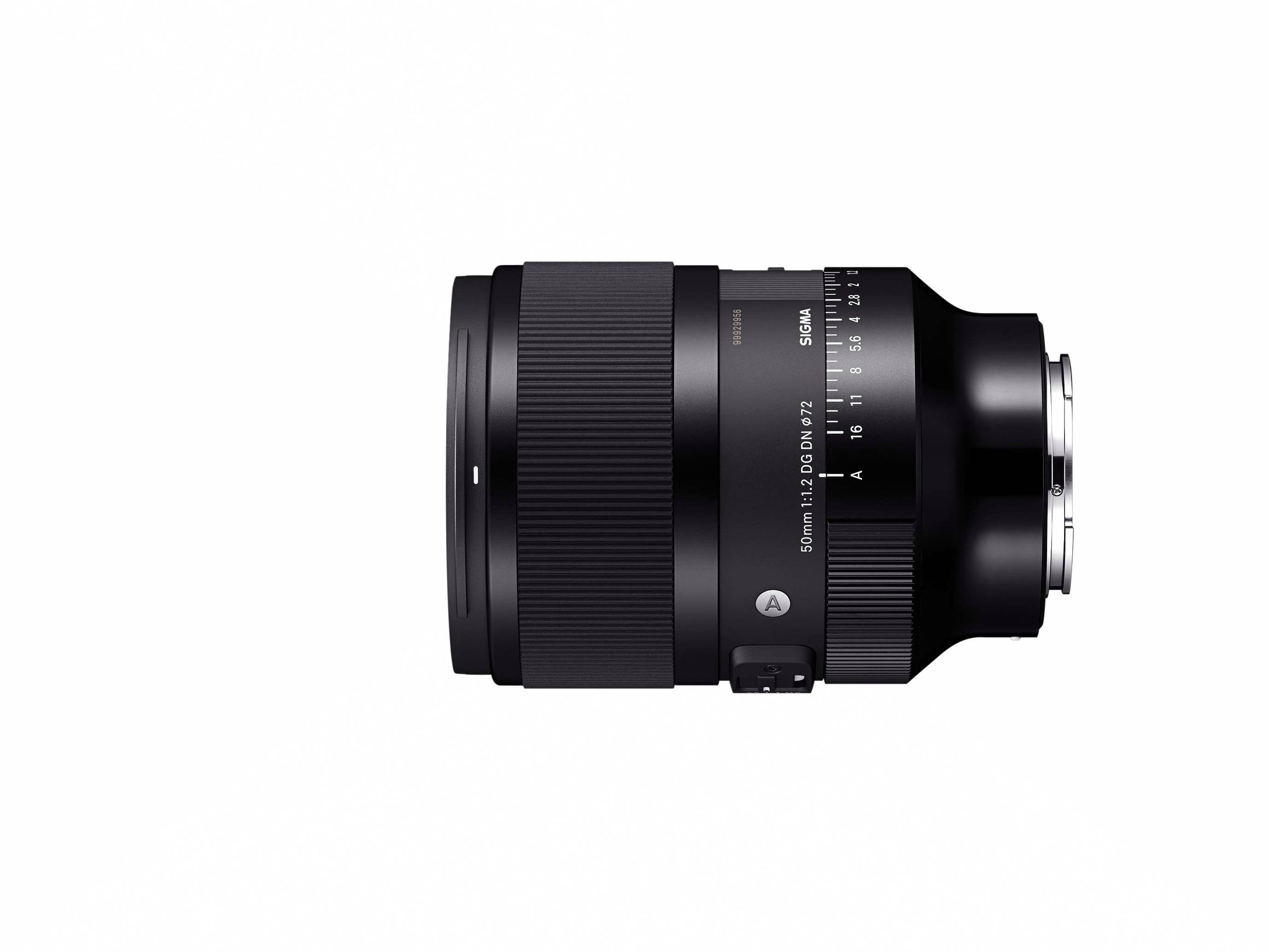 Schwarzes Sigma 50mm Objektiv. Das Objektiv liegt horizontal auf einer weißen Oberfläche.