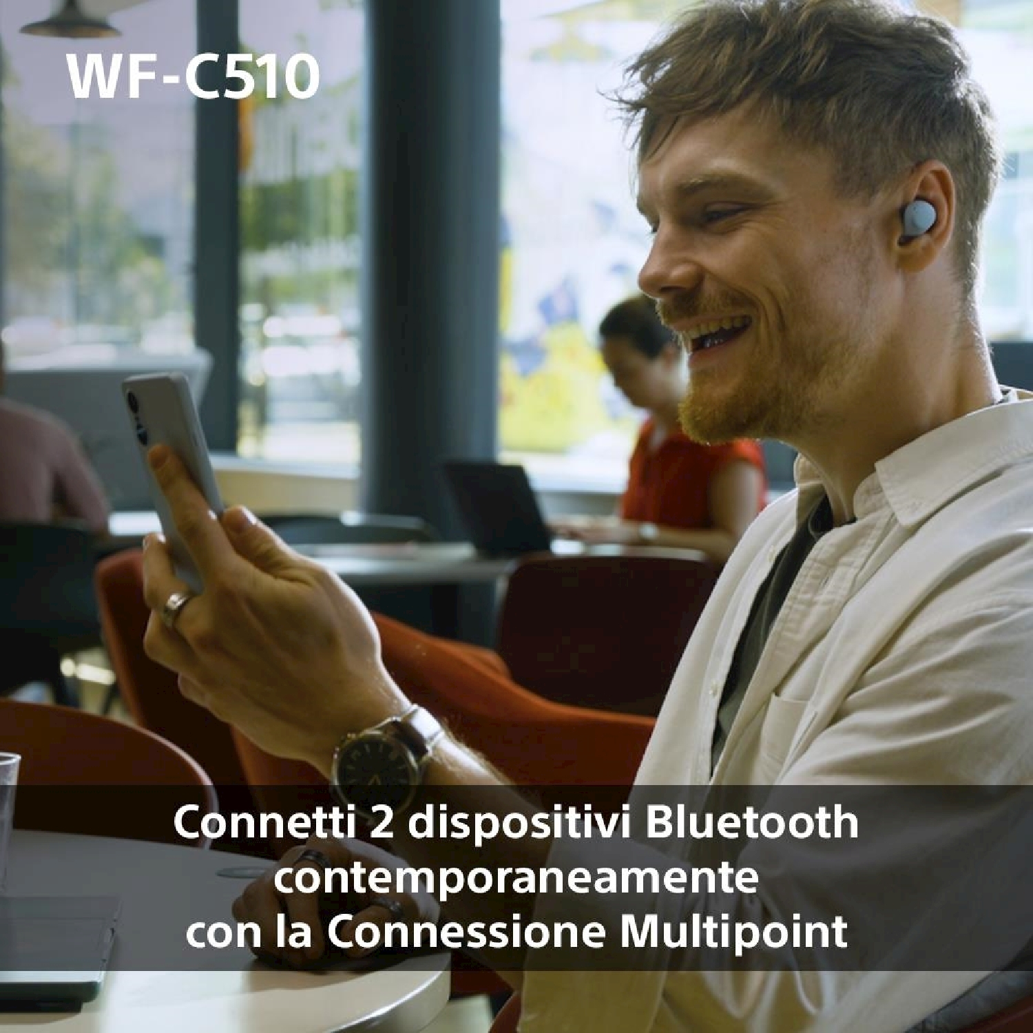 Uomo usa smartphone con auricolari. Testo: Connetti 2 dispositivi Bluetooth contemporaneamente con Multipoint.