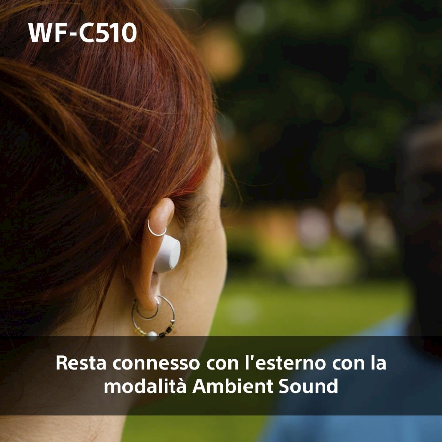 Donna con auricolari bianchi, il testo dice: "Resta connesso con il mondo esterno."