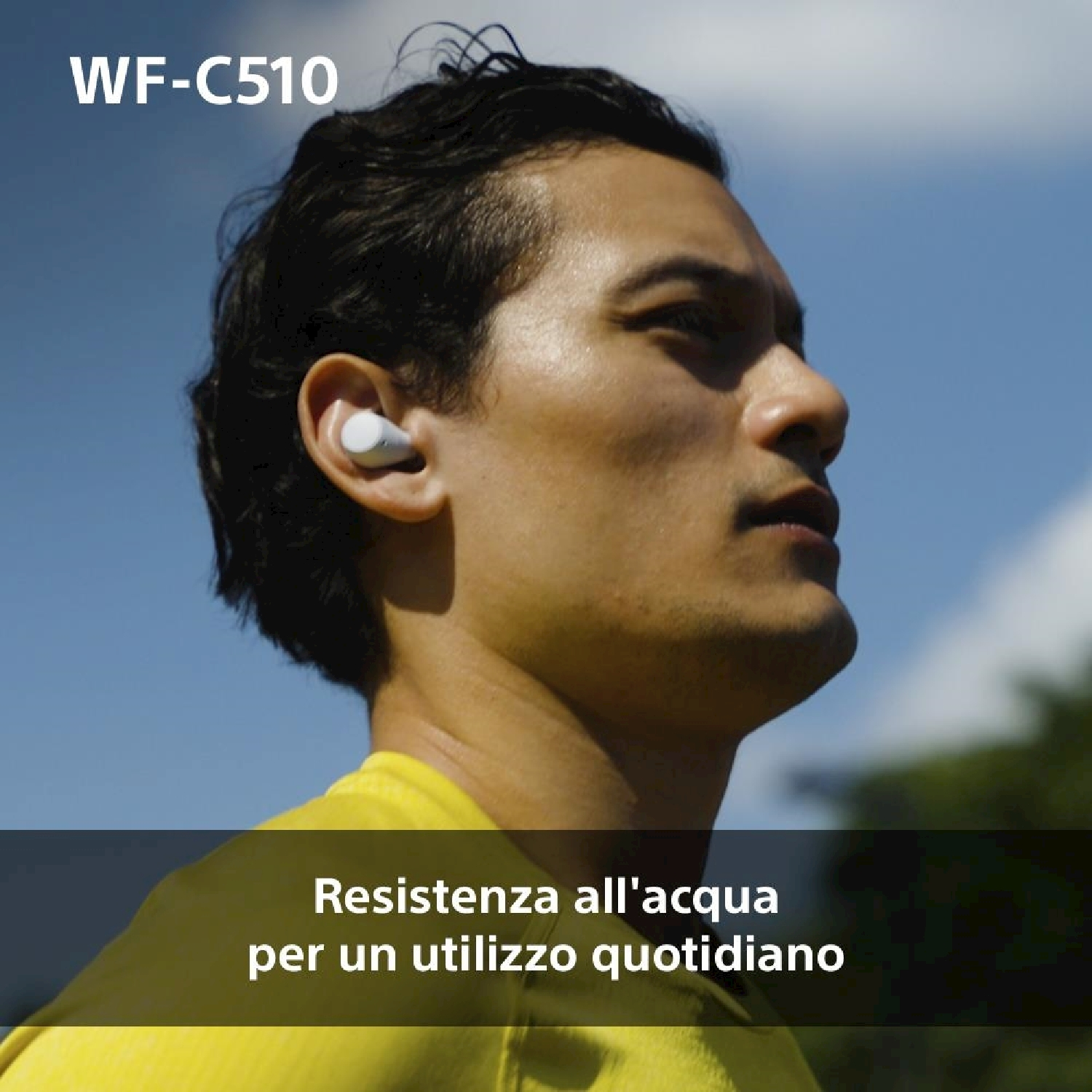 Un uomo con auricolari bianchi, testo in basso: "Resistenza all'acqua..."