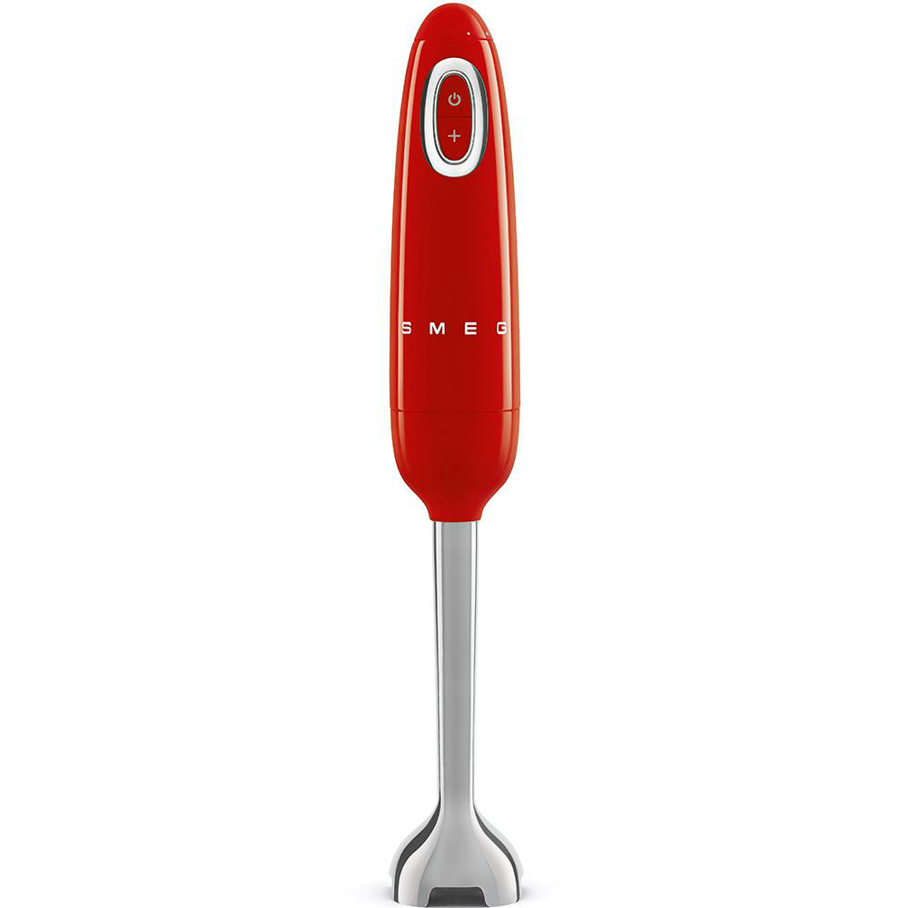 Ein roter Smeg-Handmixer mit einem silbernen Mixkopf auf weißem Hintergrund.