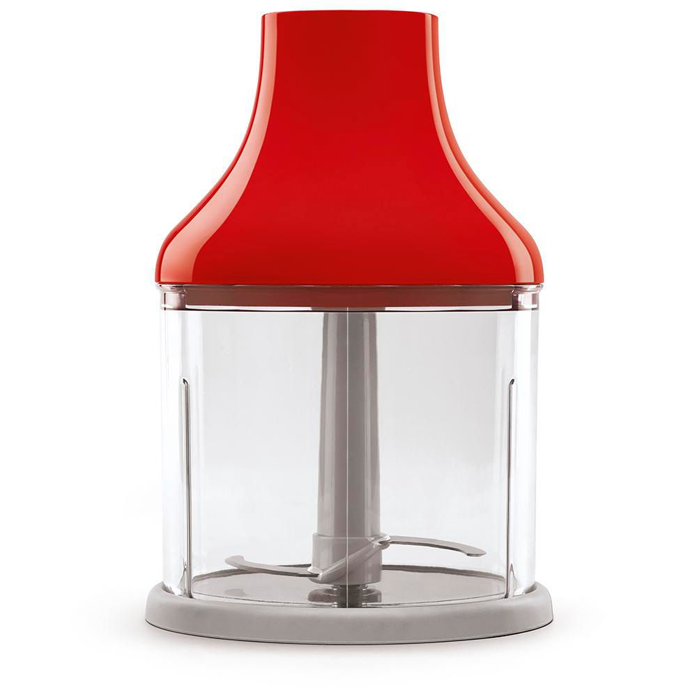 Ein rot-becherförmiger Mixer auf weißer Oberfläche. Hat einen transparenten Behälter und ein Messer.