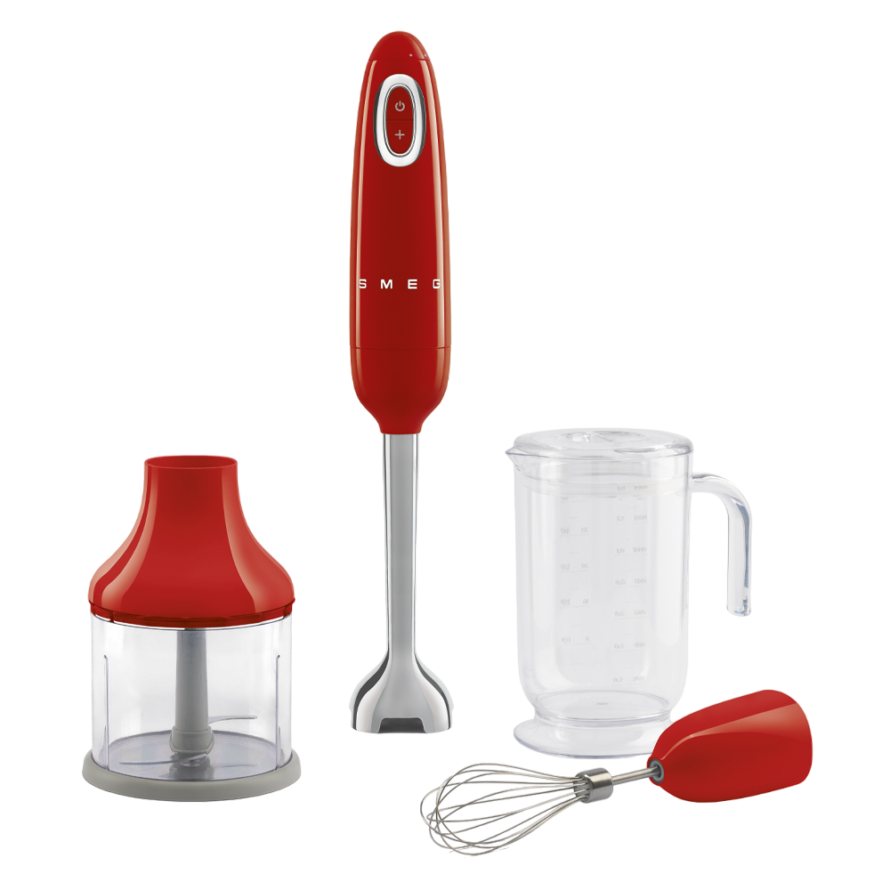 Rotes Handrührwerk-Set. Beinhaltet Mixer, Zerkleinerer, Becher und Schneebesen. Schwarzer Hintergrund.