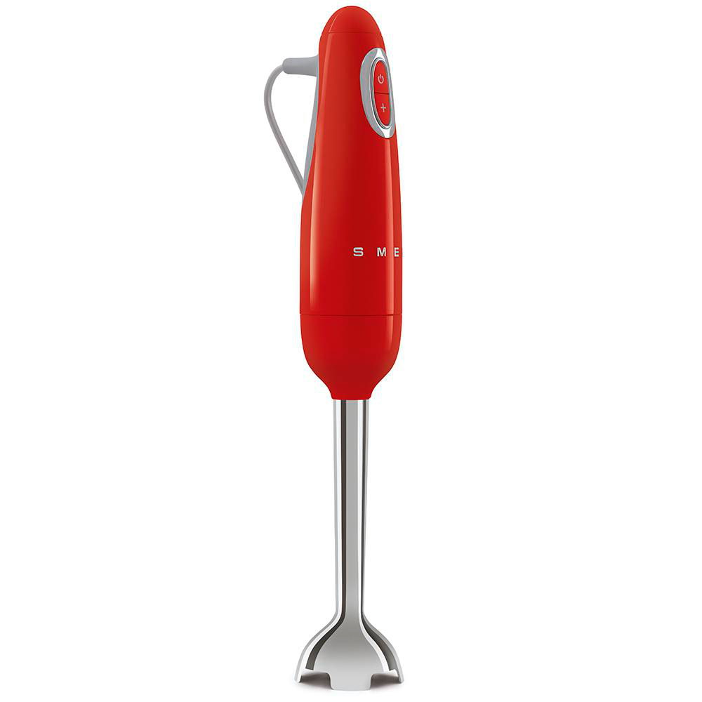 Roter Stabmixer mit Edelstahl-Mixkopf auf weißem Hintergrund.