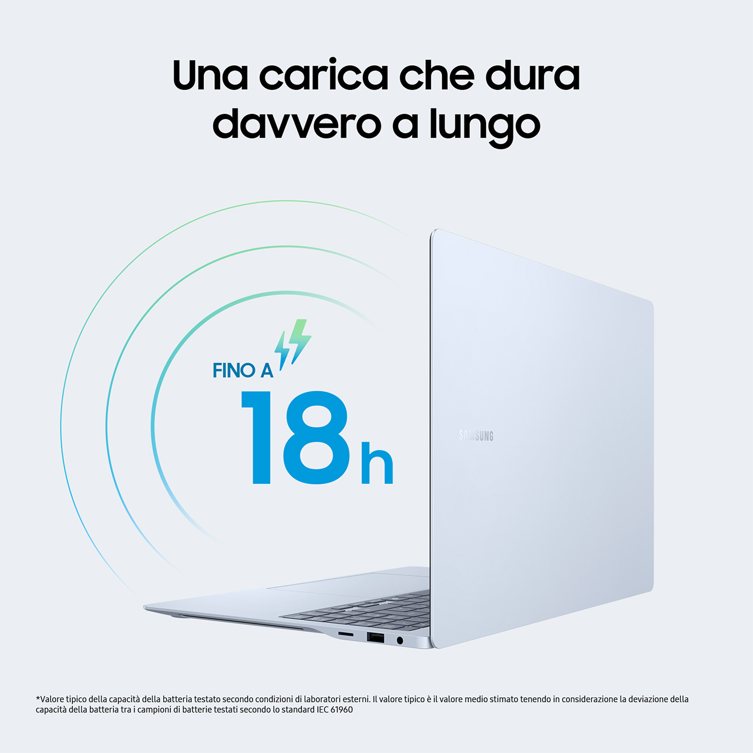 Laptop argentato, leggermente aperto, su sfondo bianco. Testo sulla durata della batteria. Grafica blu e verde.