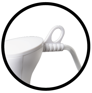 Zbliżenie białego uchwytu czajnika z okrągłym uchwytem, wewnątrz czarnego okręgu.