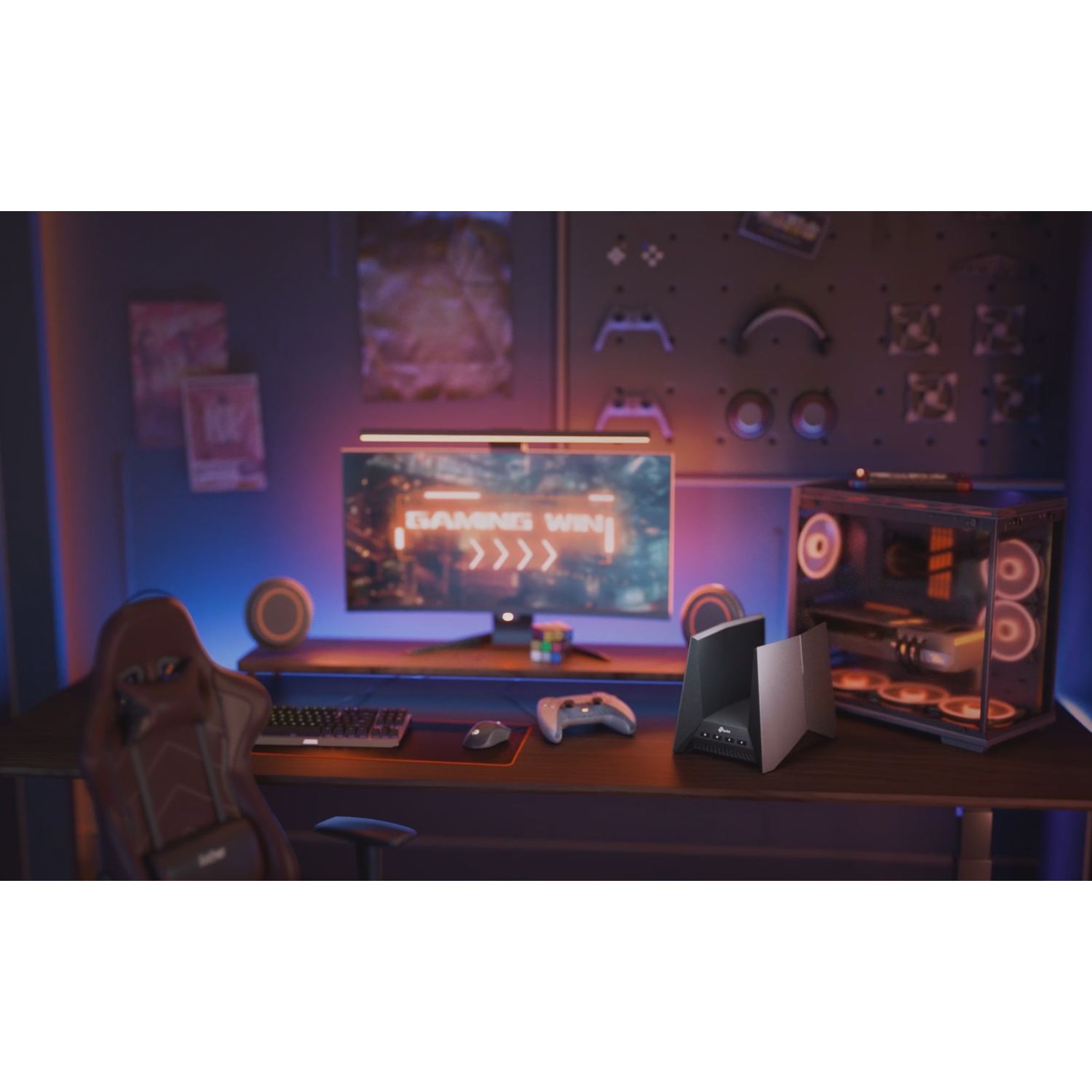Configuration de jeu avec PC, moniteur, chaise et accessoires. Panneau de jeu visible.