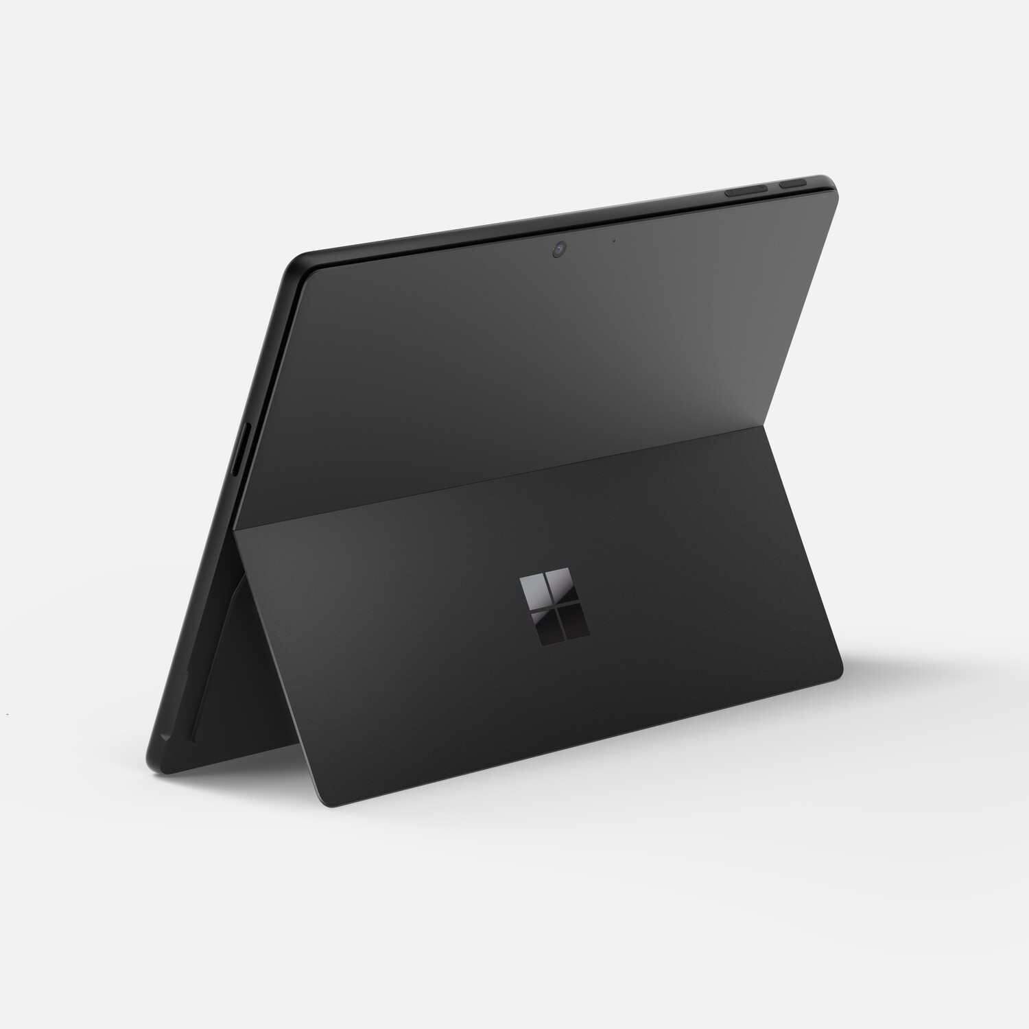 Zwarte tablet met standaard, in een hoek. Voorzien van een camera aan de voorkant en een Microsoft-logo.