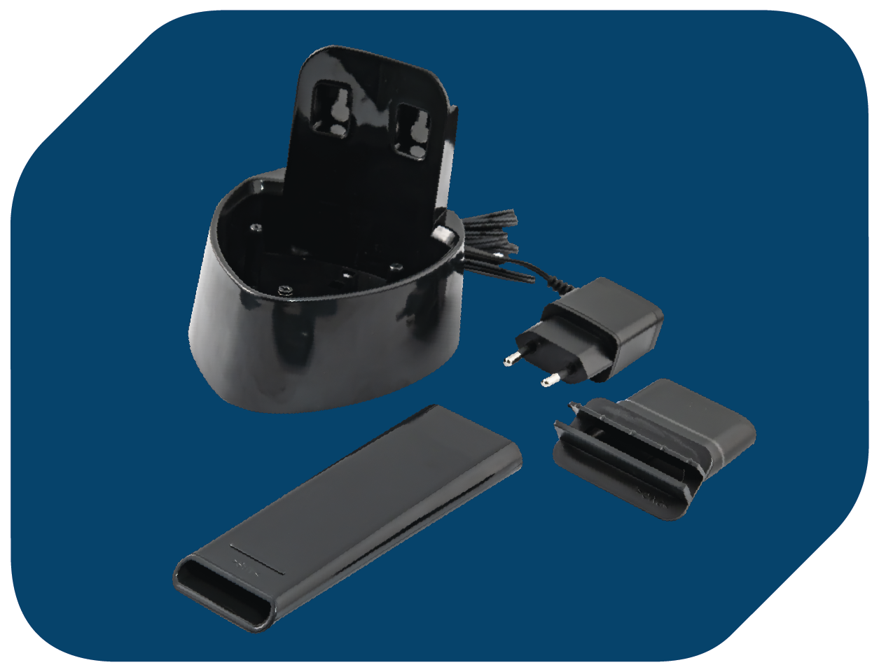 Czarna stacja ładująca z odłączonymi elementami, na niebieskim tle.