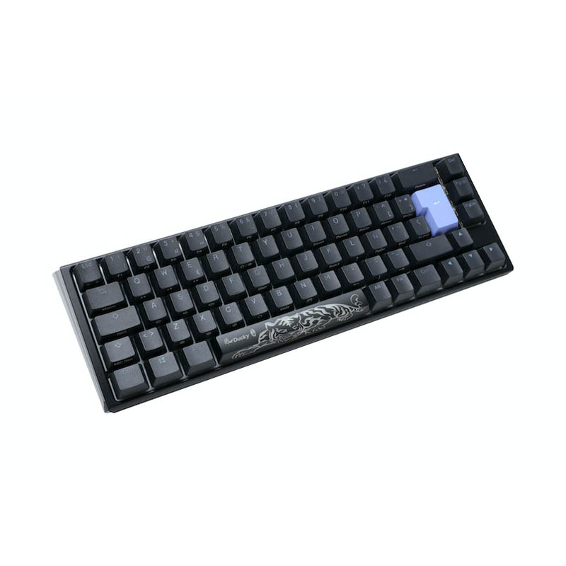Teclado negro con tecla azul.