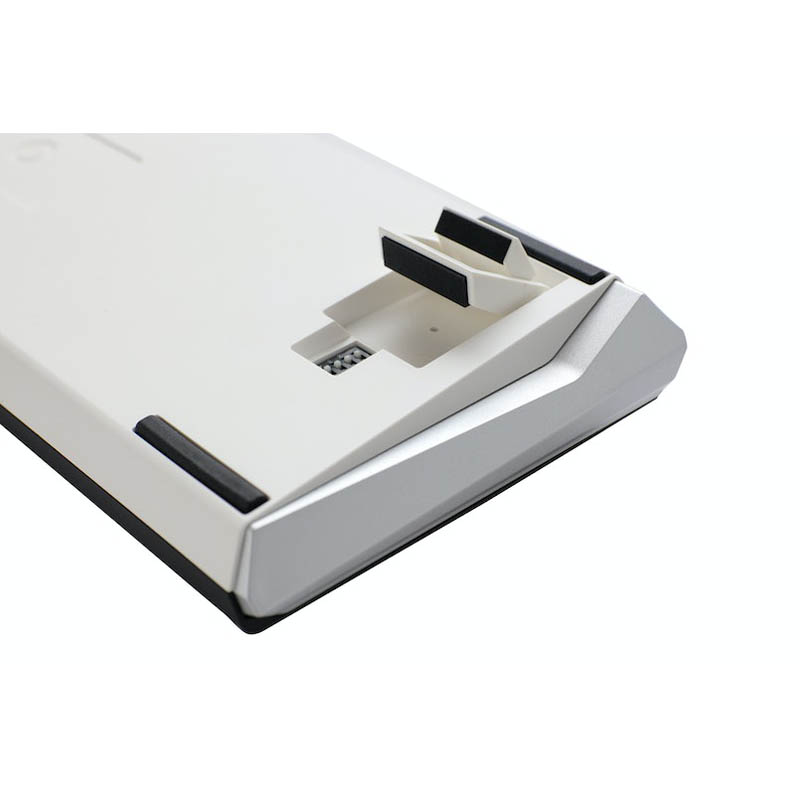 Parte trasera de un teclado blanco, mostrando el soporte ajustable.