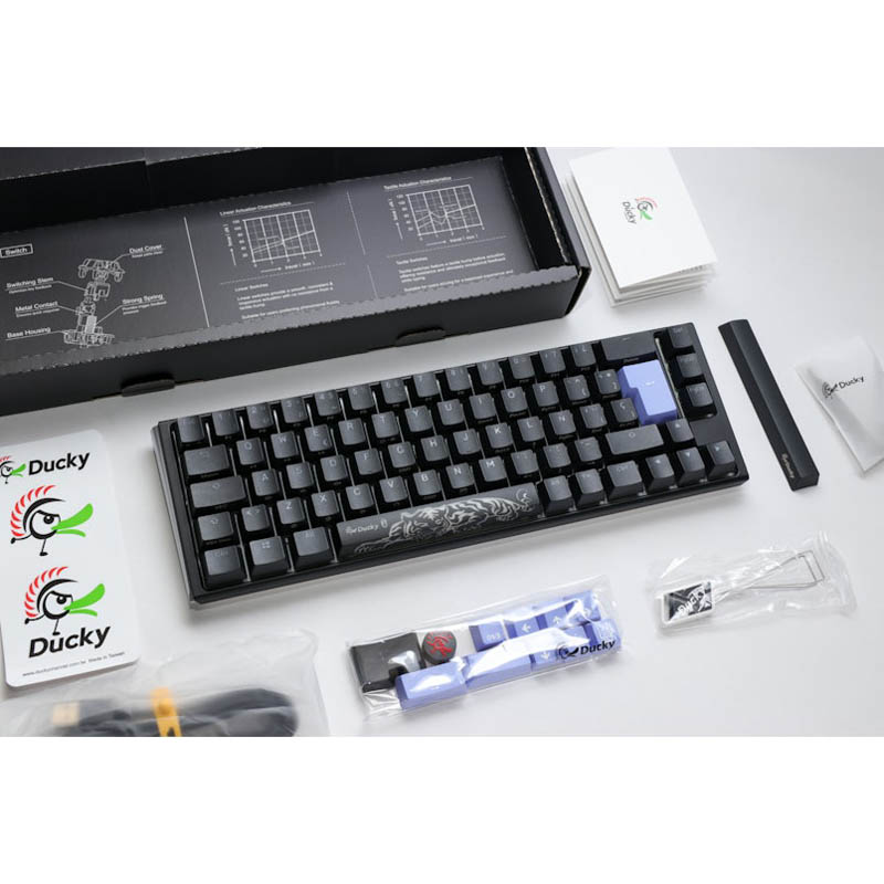 Teclado negro con teclas y accesorios adicionales.