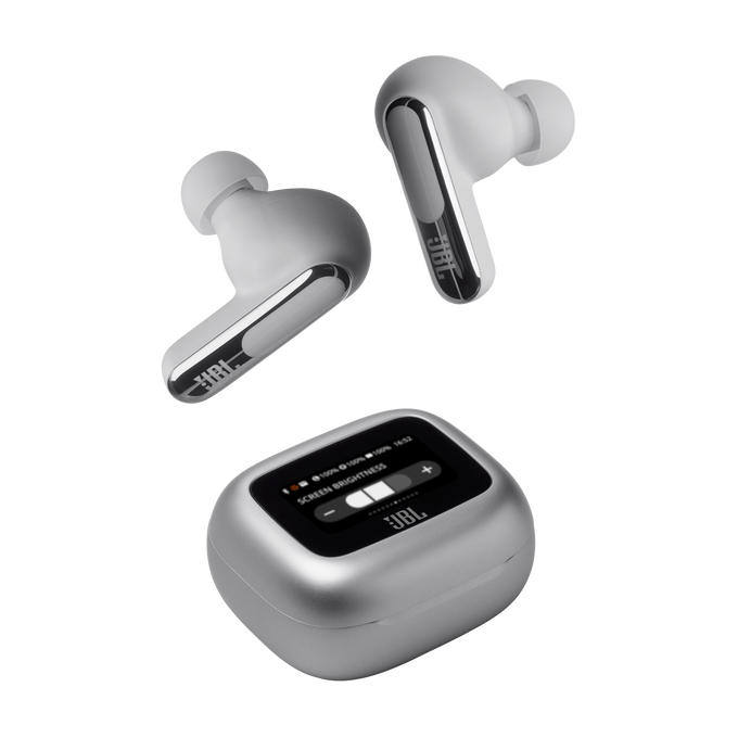 Auriculares JBL blancos y estuche de carga, sobre un fondo negro. El estuche tiene una pantalla que muestra el brillo.