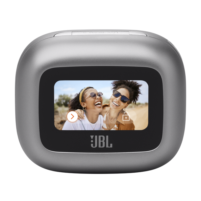 Cámara JBL plateada con pantalla mostrando a dos mujeres riendo. Flecha blanca e icono de candado.