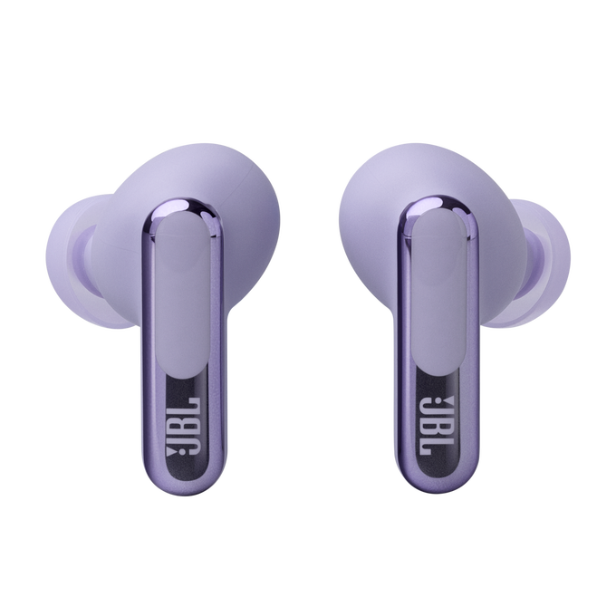 Par de auriculares JBL morados sobre un fondo negro.