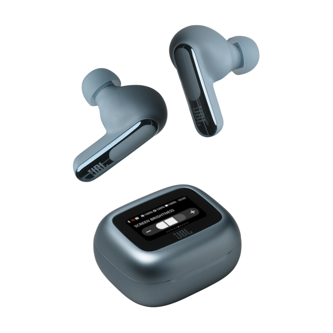 Auriculares JBL azules y estuche de carga, pantalla mostrando ajustes.