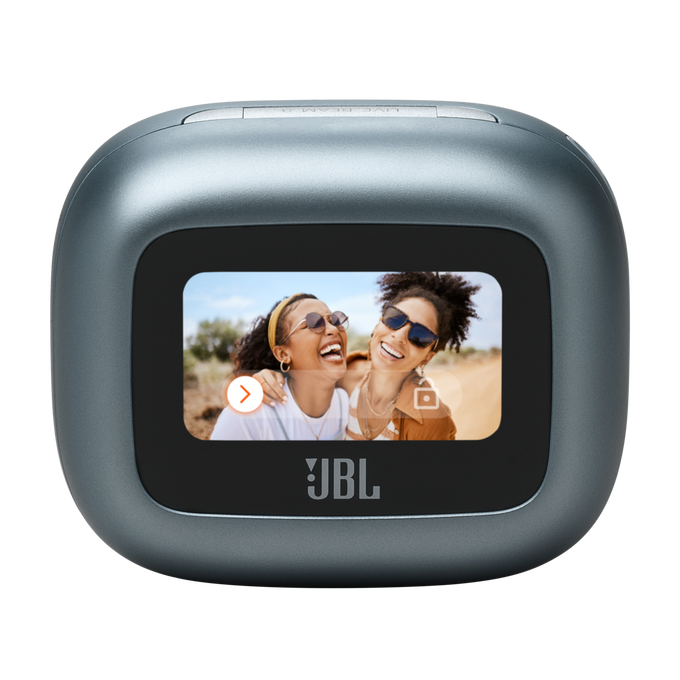 Un dispositivo cuadrado azul con una pantalla que muestra a dos mujeres riendo, con el logo de JBL.