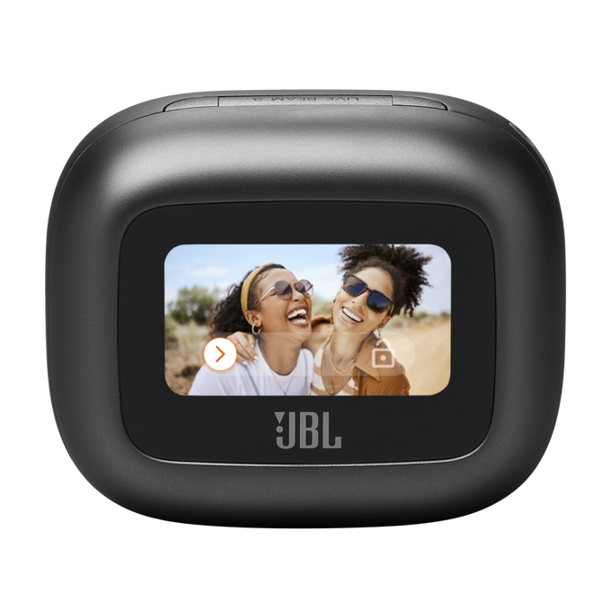 Dispositivo JBL mostrando una foto de dos mujeres sonriendo. Carcasa negra. Pantalla táctil.