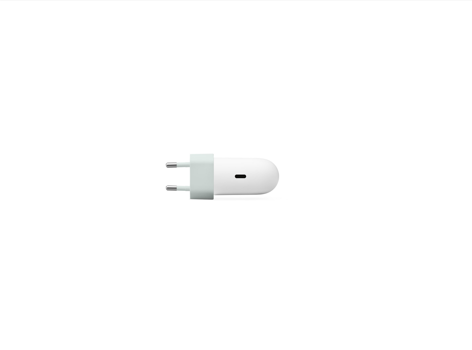 Adaptador de corriente blanco y elegante con dos clavijas y puerto USB-C.