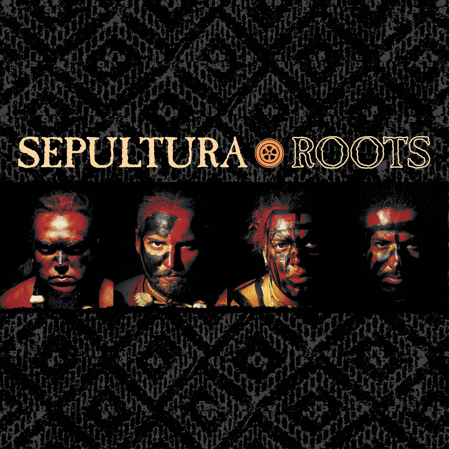 A Sepultura Roots albumborítója. Négy zenekari tag látható, törzsi arcfestéssel, mintás háttér előtt.