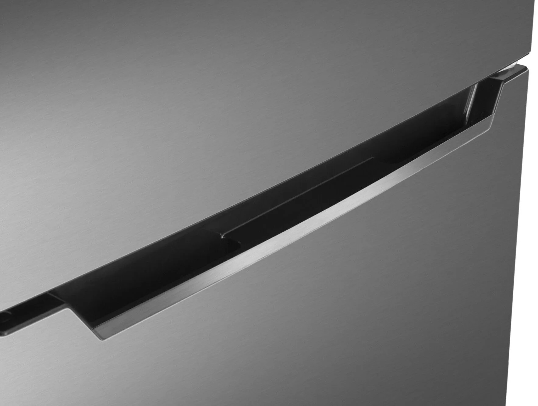 Zbliżenie srebrnej klamki drzwi lodówki z czarnym, wpuszczanym uchwytem.