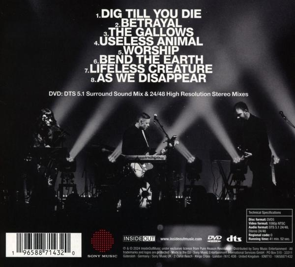 Rückseite einer DVD-Hülle mit Titelliste und Band, die auf der Bühne spielt. Text unten.
