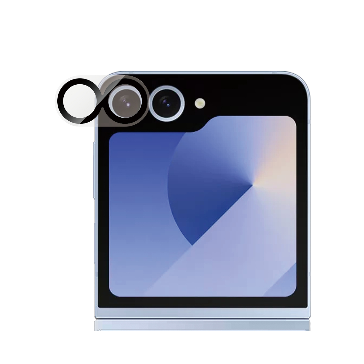 Een lichtblauwe, opgevouwen smartphone met twee camera's en een flitser wordt getoond. Een lensdop zit over de camera's.