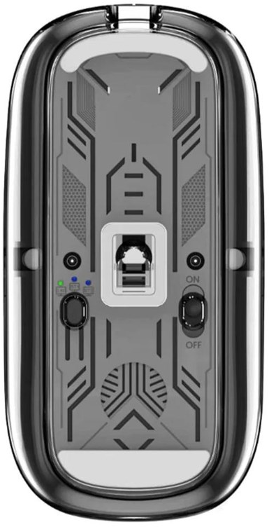 Vista inferiore di un mouse per computer. Grigio e argento. Pulsanti e porte sono visibili.