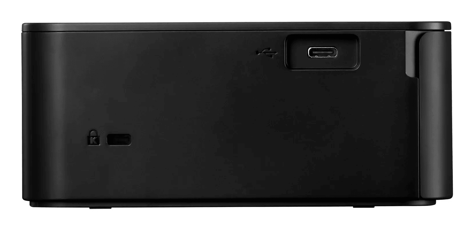 Schwarzes Gerät. USB-C-Anschluss und Schloss sichtbar. Seitenansicht. Weißer Hintergrund.