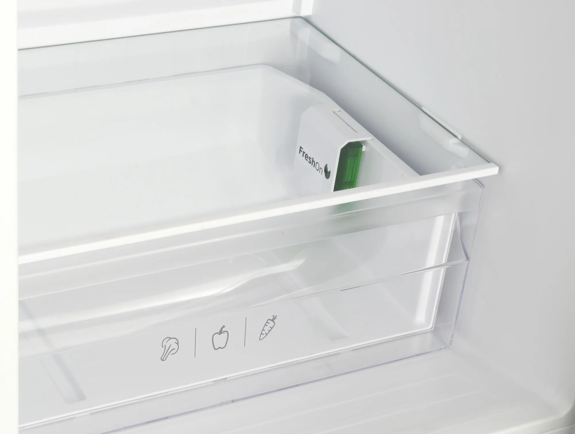 Białe wnętrze lodówki z przezroczystymi szufladami i ikonami warzyw.
