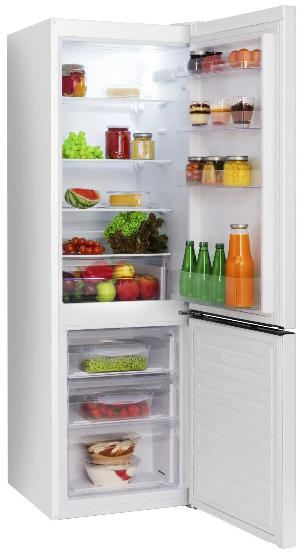 Biała lodówka, otwarta, z półkami pełnymi jedzenia. Zawiera owoce, warzywa i słoiki.