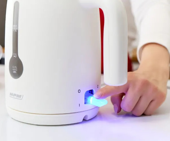 Biały czajnik elektryczny z niebieskim światłem.