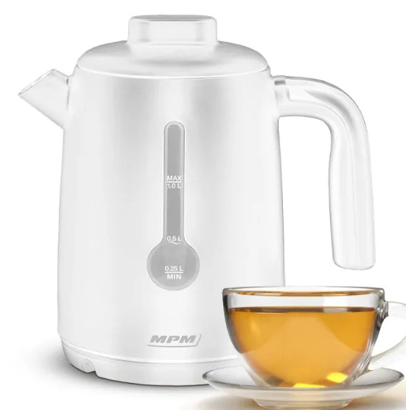 Biały czajnik elektryczny z filiżanką herbaty. Czajnik ma wskaźnik poziomu wody.