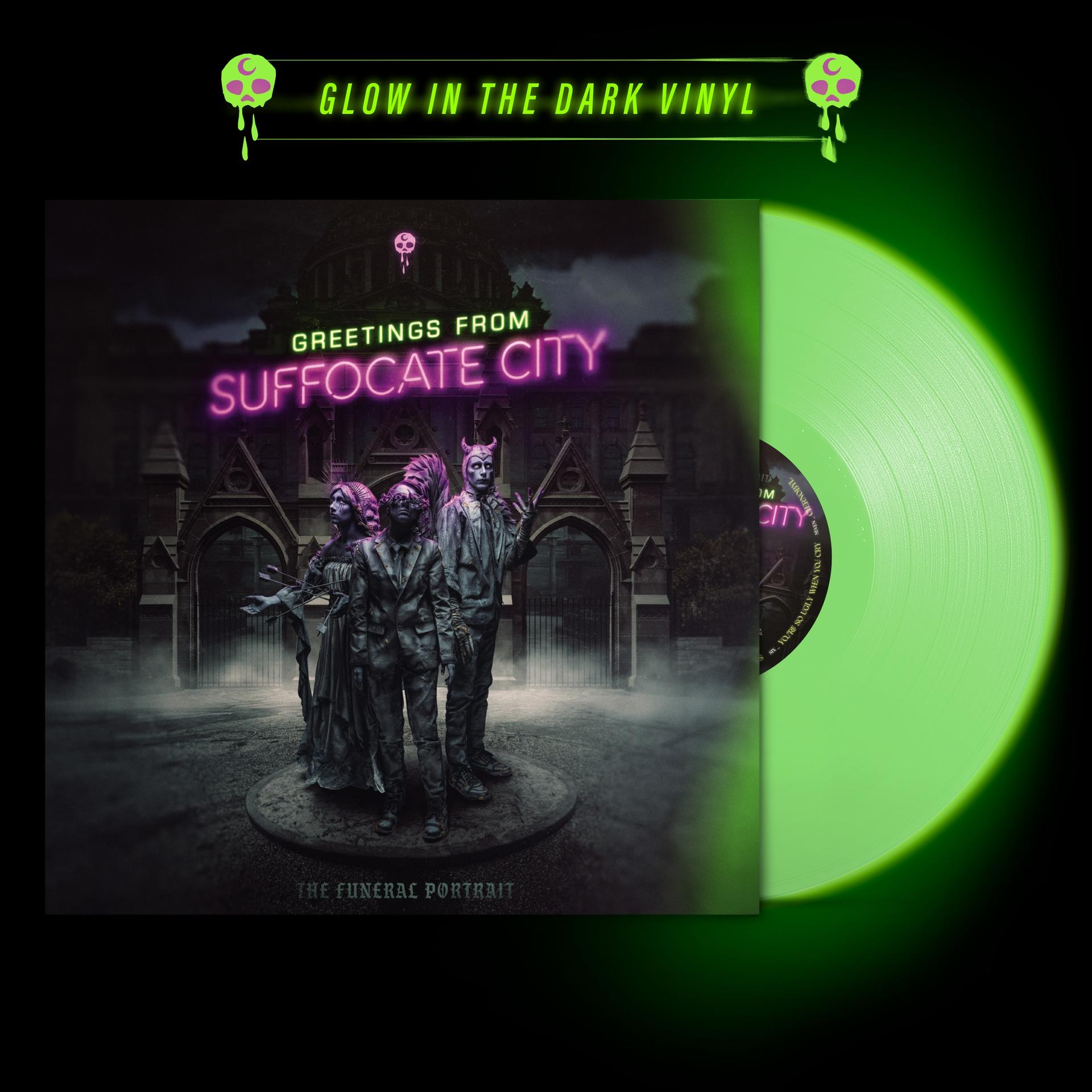 Vinylplatte leuchtet grün. Albumcover mit dunklem Artwork und Neontext.