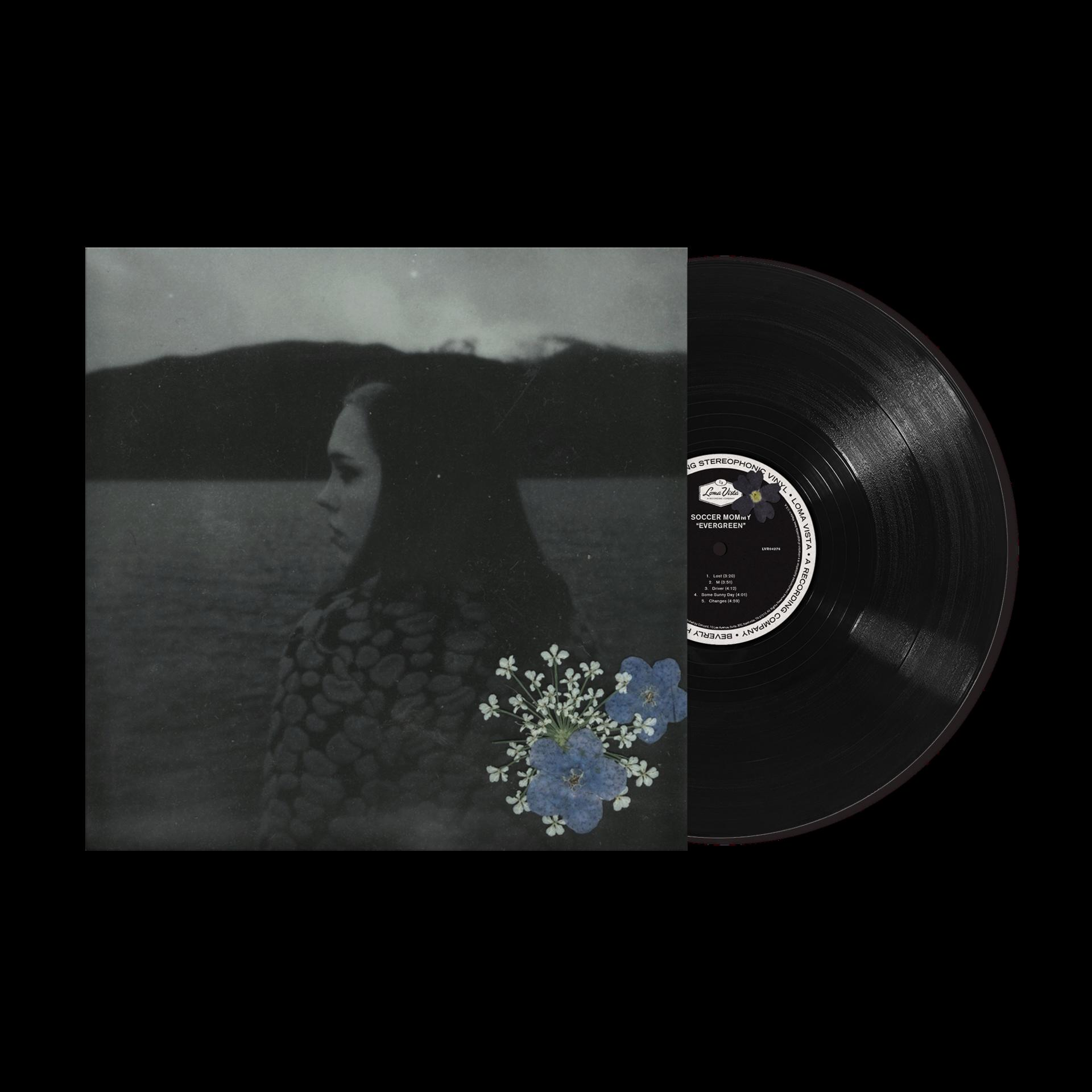 Albumcover mit Frau am Wasser, Vinyl-Schallplatte rechts und einem Strauß blauer Blumen.