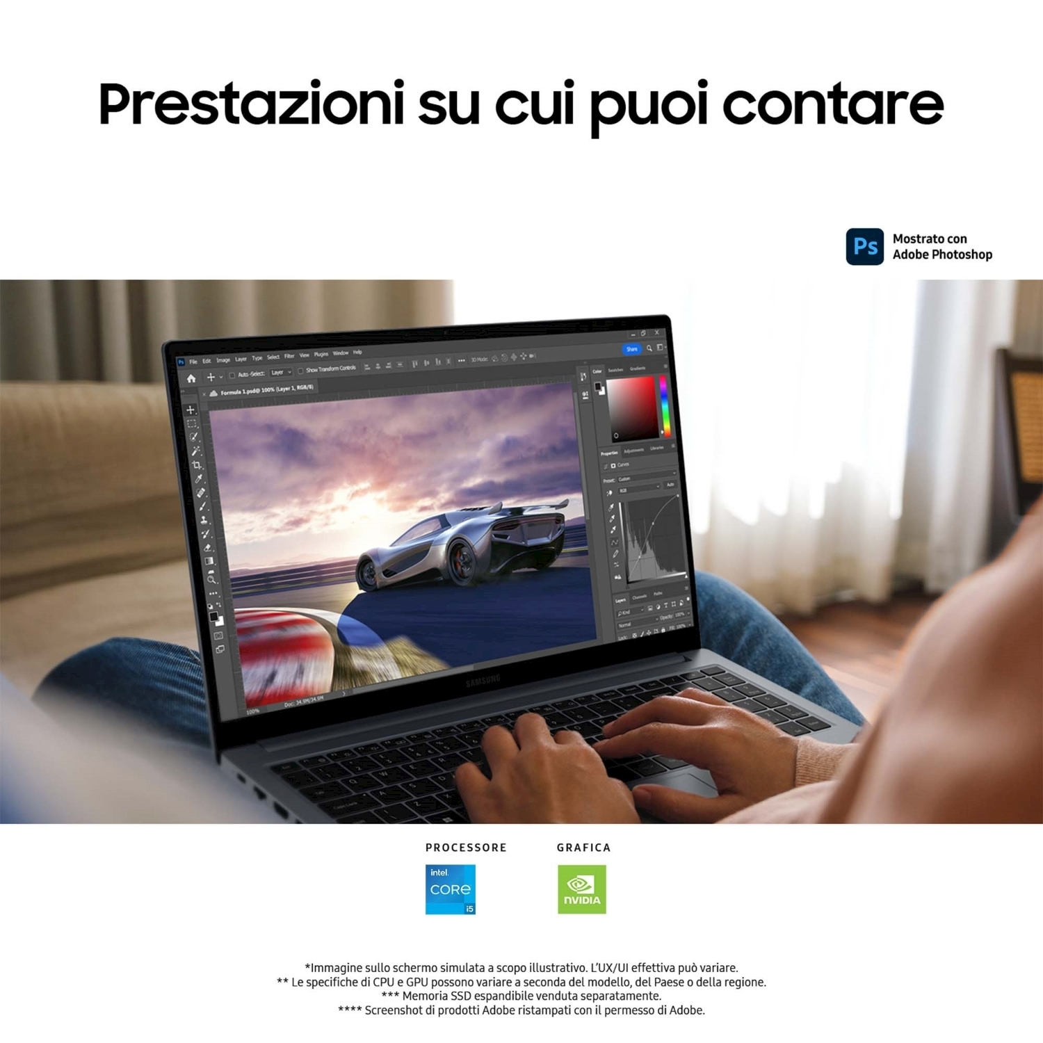 Laptop sulle ginocchia, che mostra un'immagine con un'auto. Il testo "Prestazioni su cui puoi contare".
